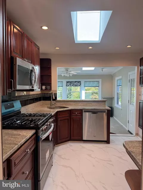 Kitchen - 8518 Fairburn Dr, Springfield, VA 22152 photo 2 of 8
