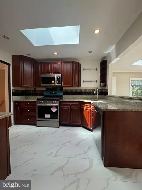 Kitchen - 8518 Fairburn Dr, Springfield, VA 22152 photo 5 of 8