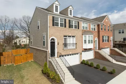 6198 Royal Crest Ln, Alexandria, VA 22310