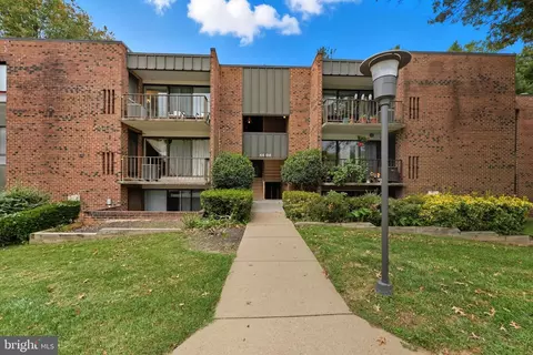 4408 Island Pl #202, Annandale, VA 22003