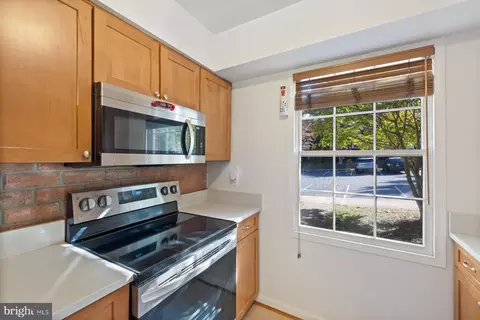 Kitchen - 5816 Torington Dr #860, Springfield, VA 22152 photo 2 of 4