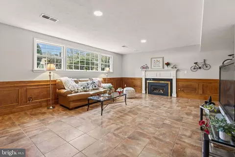 Living - 1438 Colleen Ln, Mclean, VA 22101 photo 5 of 6