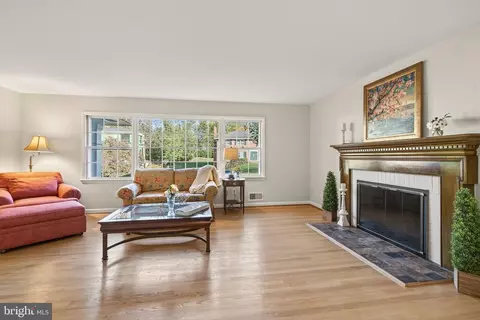 Living - 1438 Colleen Ln, Mclean, VA 22101 photo 3 of 6