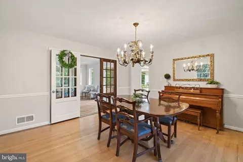 Dining - 1438 Colleen Ln, Mclean, VA 22101 photo 3 of 4