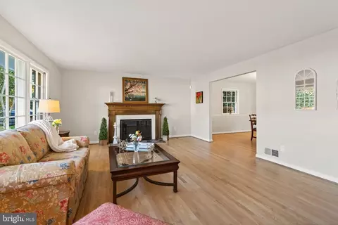 Living - 1438 Colleen Ln, Mclean, VA 22101 photo 2 of 6