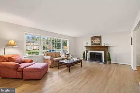 Living - 1438 Colleen Ln, Mclean, VA 22101 photo 1 of 6