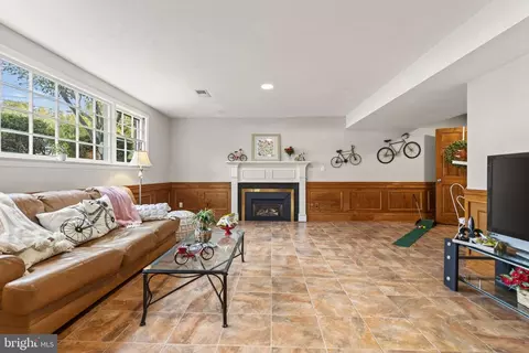 Living - 1438 Colleen Ln, Mclean, VA 22101 photo 6 of 6