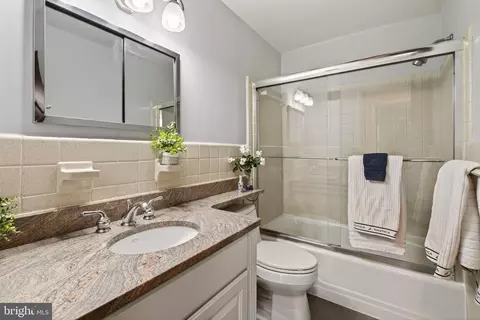 Bath - 1438 Colleen Ln, Mclean, VA 22101 photo 5 of 6