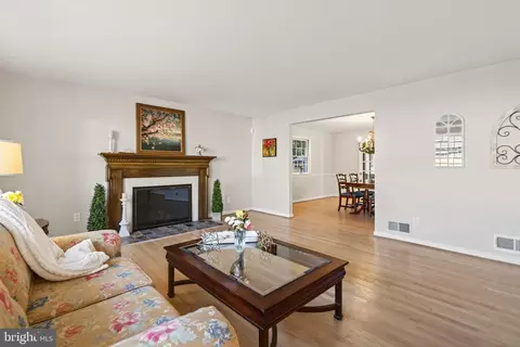 Living - 1438 Colleen Ln, Mclean, VA 22101 photo 4 of 6