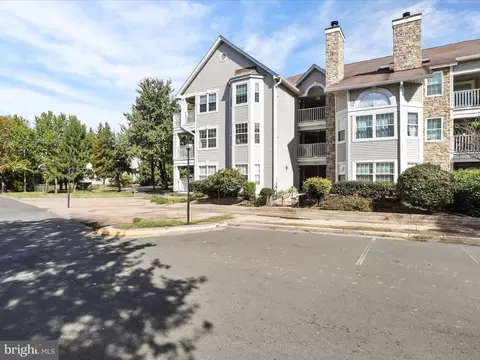 5601 Willoughby Newton Dr #15, Centreville, VA 20120