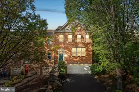 4009 Rosemeade Dr, Fairfax, VA 22033