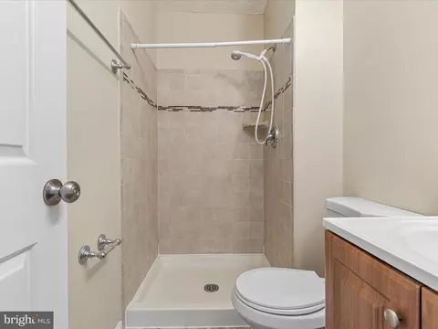 Bath - 7219 Kousa Ln, Springfield, VA 22152 photo 3 of 4