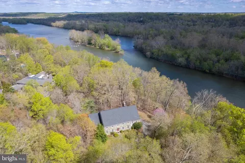 121 Yarnick Rd, Great Falls, VA 22066