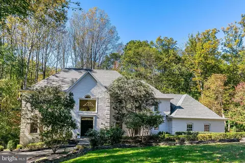 2404 Oakmont Ct, Oakton, VA 22124