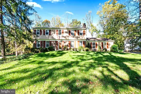 10206 Carol St, Great Falls, VA 22066