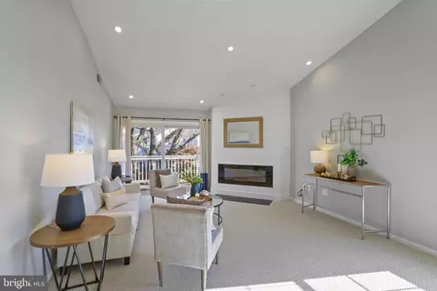 2867 Yarling Ct, Falls Church, VA 22042
