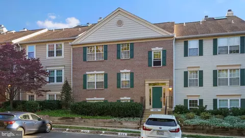 12100 Green Leaf Ct #301, Fairfax, VA 22033
