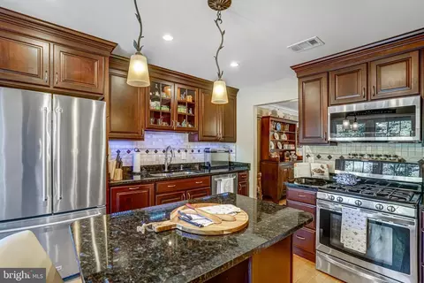 Kitchen - 7714 Shootingstar Dr, Springfield, VA 22152 photo 4 of 6