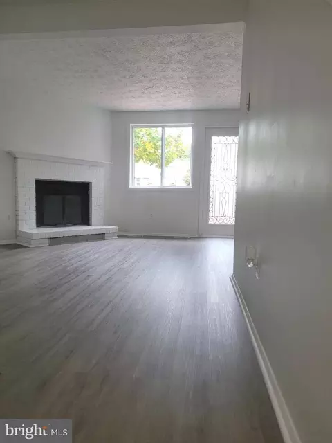 Living - 8312 Brookvale Ct, Springfield, VA 22153 photo 3 of 3