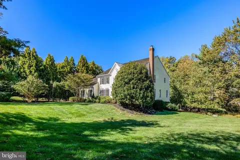 Exterior - 1200 Chadsworth Ct, Mclean, VA 22102 photo 10 of 12