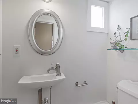 910 Locust St, Herndon, VA 20170 photo 18