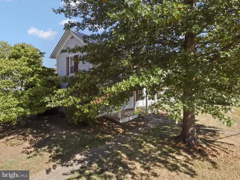 910 Locust St, Herndon, VA 20170 photo 3
