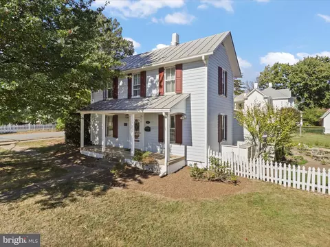 910 Locust St, Herndon, VA 20170 photo 4