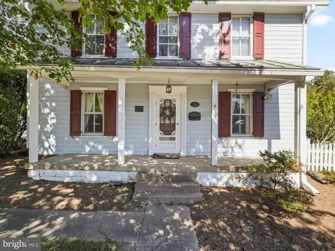 910 Locust St, Herndon, VA 20170 photo 5