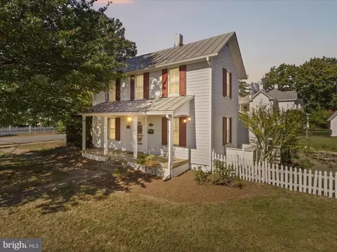 910 Locust St, Herndon, VA 20170