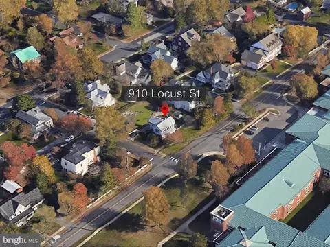 910 Locust St, Herndon, VA 20170 photo 2