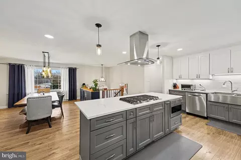 6208 Redwood Ln, Alexandria, VA 22310