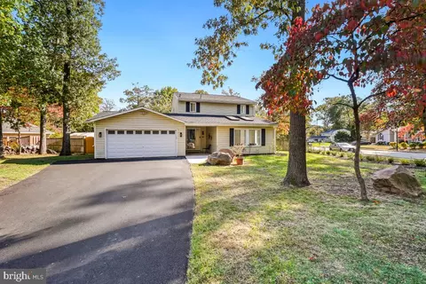 1527 Hiddenbrook Dr, Herndon, VA 20170