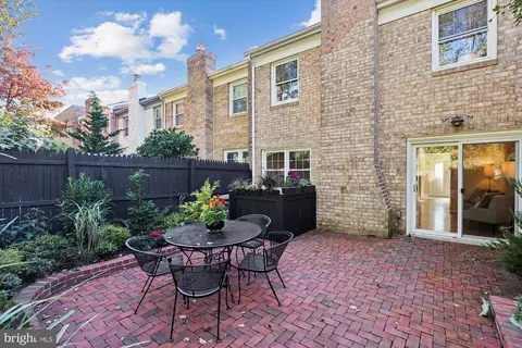 Exterior - 7370 Eldorado St, Mclean, VA 22102 photo 7 of 7