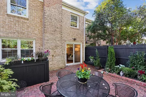 Exterior - 7370 Eldorado St, Mclean, VA 22102 photo 6 of 7