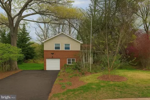 239 Old Courthouse Rd NE, Vienna, VA 22180