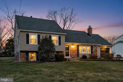 8324 Lilac Ln, Alexandria, VA 22308
