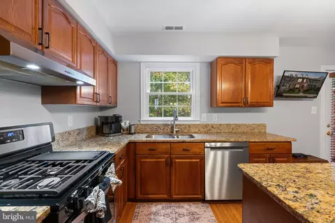 Kitchen - 8852 Eagle Rock Ln, Springfield, VA 22153 photo 3 of 4