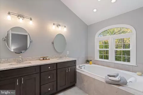 Bath - 8852 Eagle Rock Ln, Springfield, VA 22153 photo 2 of 8