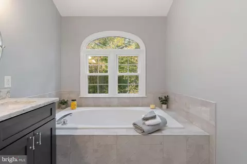Bath - 8852 Eagle Rock Ln, Springfield, VA 22153 photo 3 of 8