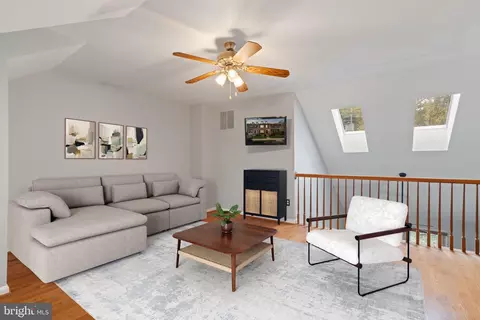 Living - 8852 Eagle Rock Ln, Springfield, VA 22153 photo 4 of 5