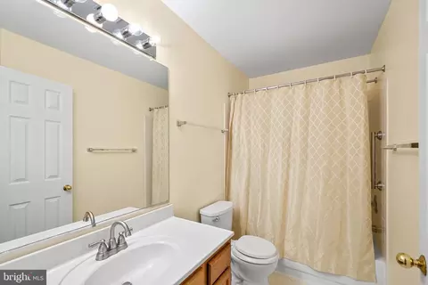 Bath - 8019 Tanworth Ct, Springfield, VA 22152 photo 2 of 4