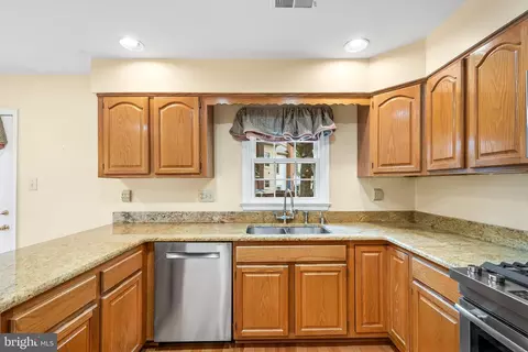 Kitchen - 8019 Tanworth Ct, Springfield, VA 22152 photo 3 of 4