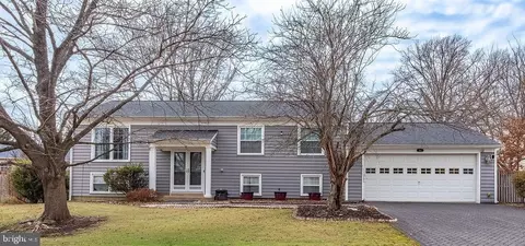 811 Fall Pl, Herndon, VA 20170