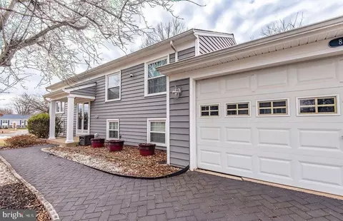 Exterior - 811 Fall Pl, Herndon, VA 20170 photo 3 of 6