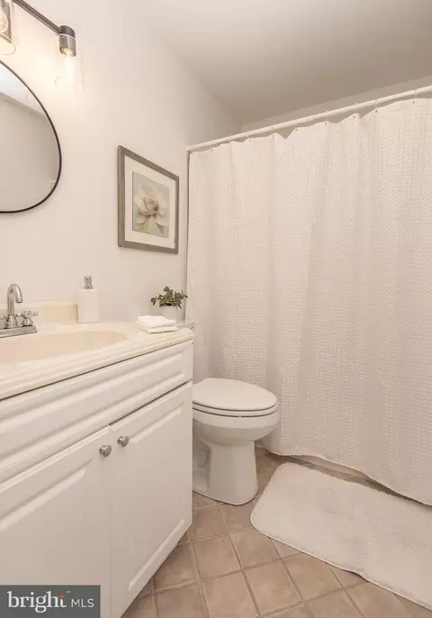 Bath - 811 Fall Pl, Herndon, VA 20170 photo 1 of 3