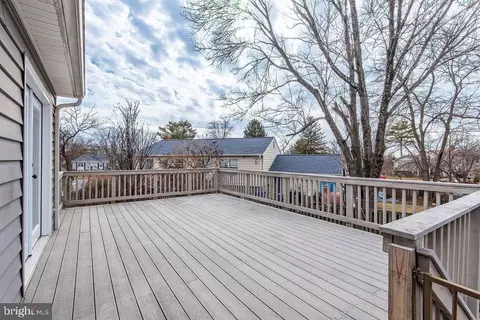 Exterior - 811 Fall Pl, Herndon, VA 20170 photo 5 of 6