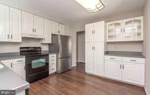 Kitchen - 811 Fall Pl, Herndon, VA 20170 photo 2 of 2