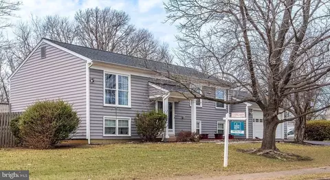 Exterior - 811 Fall Pl, Herndon, VA 20170 photo 2 of 6