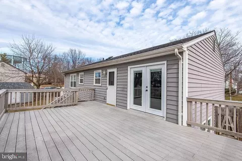 Exterior - 811 Fall Pl, Herndon, VA 20170 photo 4 of 6