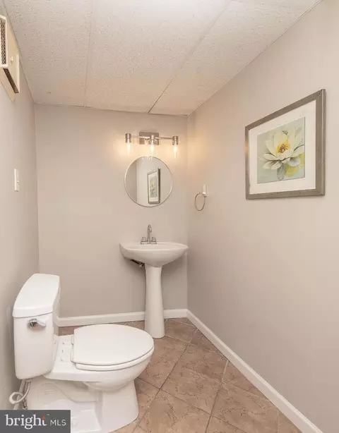 Bath - 811 Fall Pl, Herndon, VA 20170 photo 3 of 3